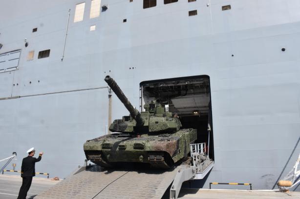 Foto - Türkiye'nin gözbebeği TCG Anadolu İzmir'de