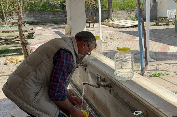 Türkiye’nin her yerinden geliyorlar, bidon bidon taşıyıp gidiyorlar! Dağdan gelen bu suyun özelliği herkesi şaşkına çeviriyor