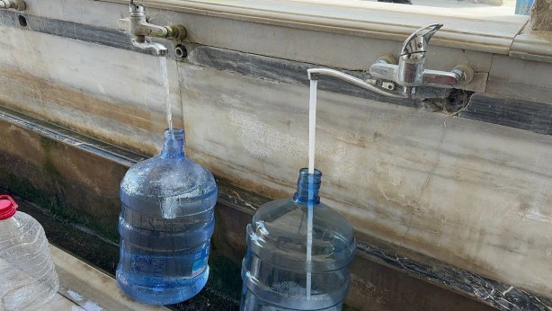 Foto - Türkiye’nin her yerinden geliyorlar, bidon bidon taşıyıp gidiyorlar! Dağdan gelen bu suyun özelliği herkesi şaşkına çeviriyor