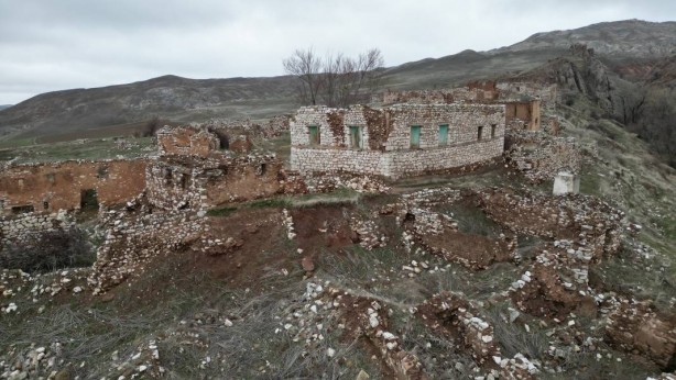 Foto - Türkiye’nin her yerinden Sivas’ın o köyüne akın başladı! Yana yakıla arıyorlar! Sebebi herkesi şaşkına çevirdi