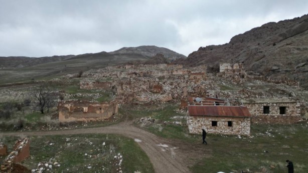 Foto - Türkiye’nin her yerinden Sivas’ın o köyüne akın başladı! Yana yakıla arıyorlar! Sebebi herkesi şaşkına çevirdi