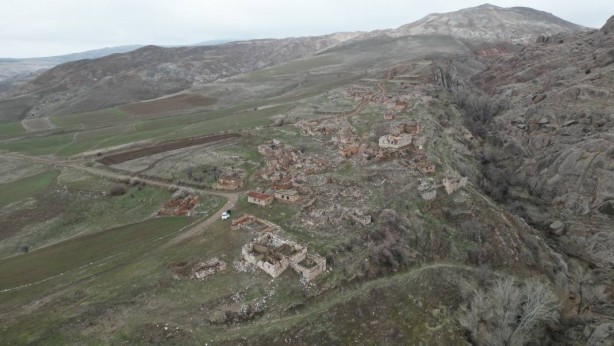 Foto - Türkiye’nin her yerinden Sivas’ın o köyüne akın başladı! Yana yakıla arıyorlar! Sebebi herkesi şaşkına çevirdi
