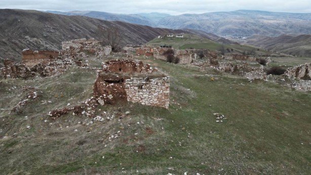Foto - Türkiye’nin her yerinden Sivas’ın o köyüne akın başladı! Yana yakıla arıyorlar! Sebebi herkesi şaşkına çevirdi