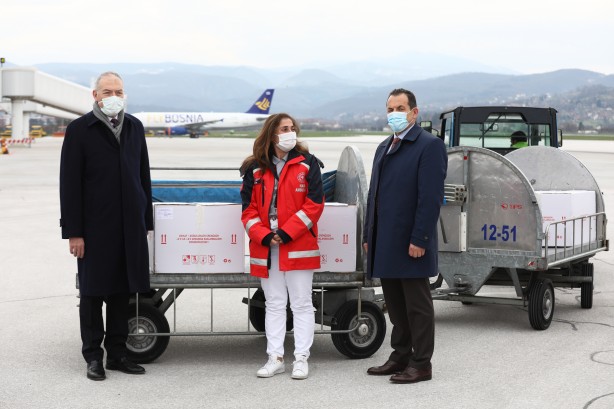 Foto - Türkiye'nin hibe ettiği koronavirüs aşıları Bosna Hersek'e ulaştı