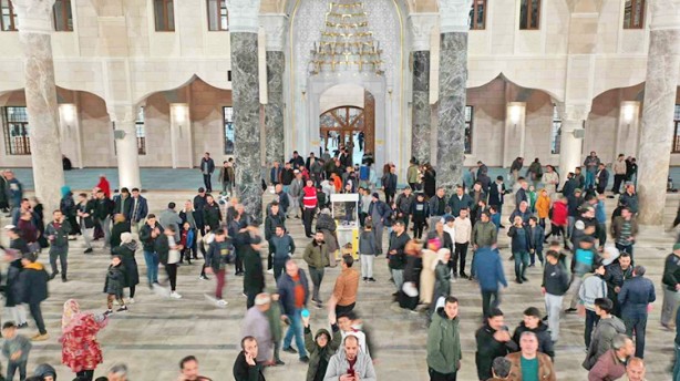 Foto - Türkiye’nin ikinci büyük camisi tıklım tıklım doluyor: Hizmetlerin en hayırlısı