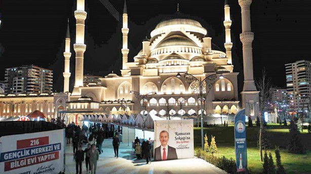 Foto - Türkiye’nin ikinci büyük camisi tıklım tıklım doluyor: Hizmetlerin en hayırlısı