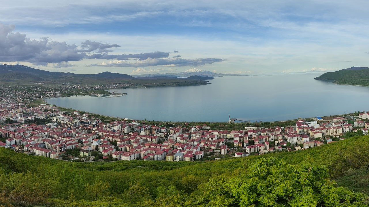 Türkiye’nin incisi kuruyor! Van Gölü’nde yaşam tehlikede