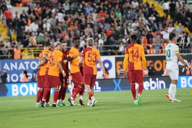 Türkiye'nin konuştuğu Galatasaray'ın gözbebeğine transfer kancası! Dünya devi kapısını çaldı! Teklif ettiler 