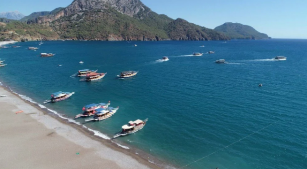 Foto - Türkiye'nin o adası resmen işgal altında! İş artık çığırından çıktı