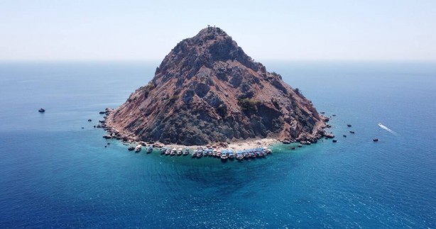 Foto - Türkiye'nin o adası resmen işgal altında! İş artık çığırından çıktı