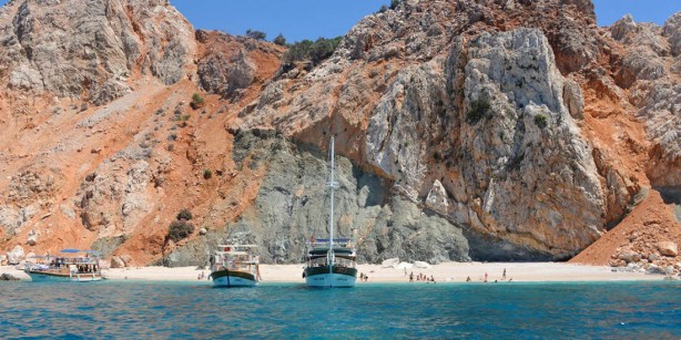 Foto - Türkiye'nin o adası resmen işgal altında! İş artık çığırından çıktı