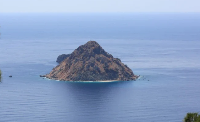 Foto - Türkiye'nin o adası resmen işgal altında! İş artık çığırından çıktı