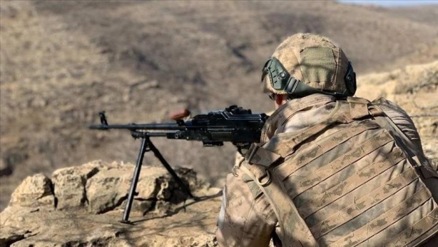 Türkiye'nin operasyon sinyali panikletti! Teröristlerden şimdi de 'bayrak' oyunu