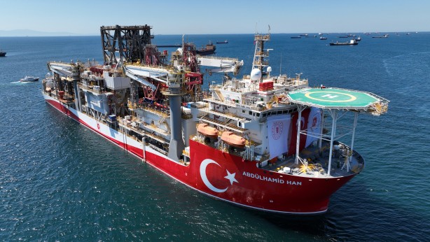 Türkiye’nin sondaj gemisi Abdülhamid Han, Zeytinburnu açıklarında havadan görüntülendi