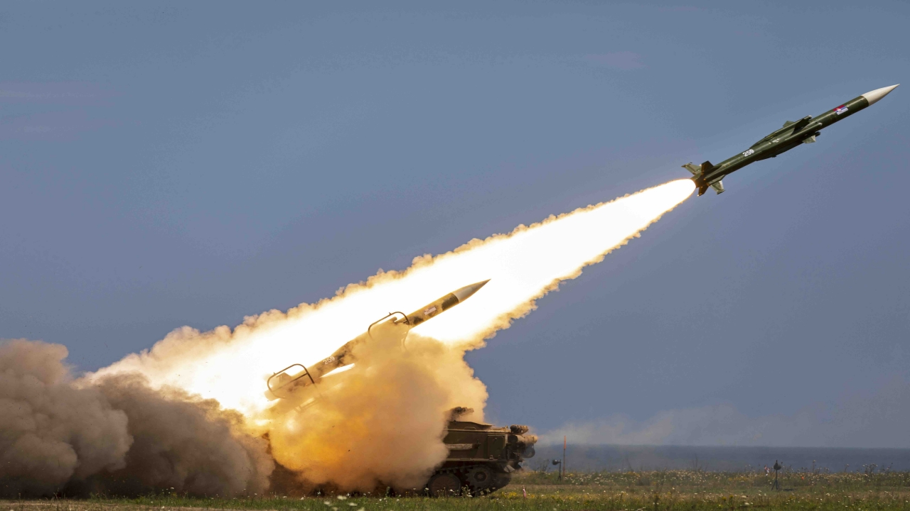 Türkiye’nin tam burnunun dibine konuşlandıracaklar! Dost ülke, Güney Kore’den füze, Fransa’dan radar alıyor