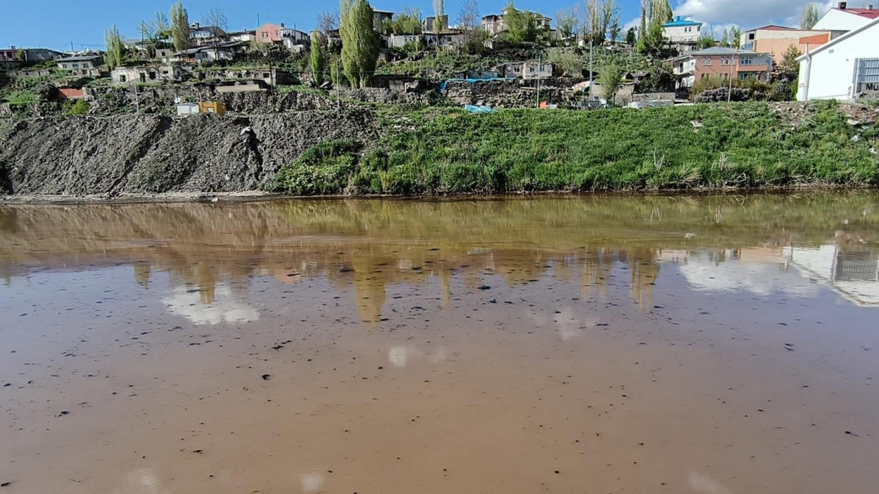 Foto - Türkiye’nin ünlü çayında akaryakıt sızıntısı! 