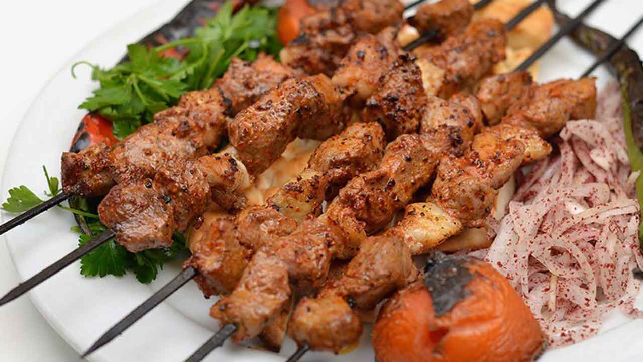 Foto - Türkiye'nin ünlü kebapçısında skandal! Kebapta tekila, kokoreçte votka, orada da rakı çıktı