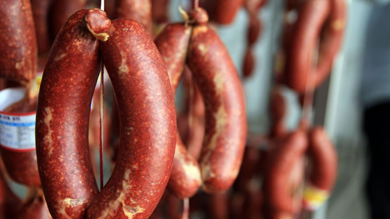 Türkiye'nin ünlü sucuk markasında enfeksiyon tespit edildi! Marketlerden acil olarak toplatılıyor