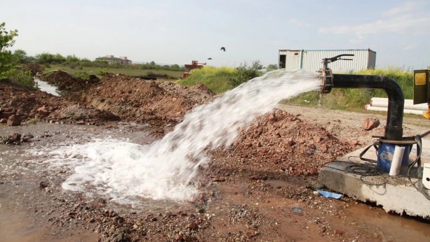 Foto - Türkiye'nin ünlü yaylasında büyük bir su kaynağına ulaşıldı! Yerin 61 metre altından bir anda fışkırdı