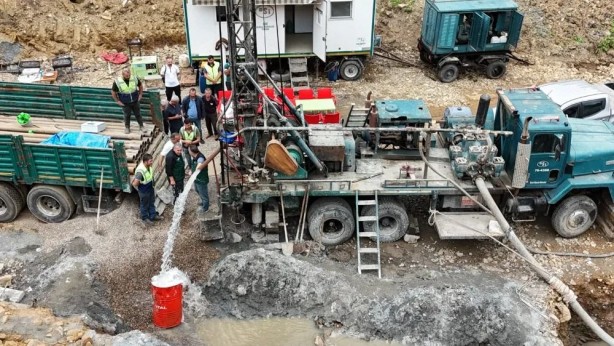 Foto - Türkiye'nin ünlü yaylasında büyük bir su kaynağına ulaşıldı! Yerin 61 metre altından bir anda fışkırdı