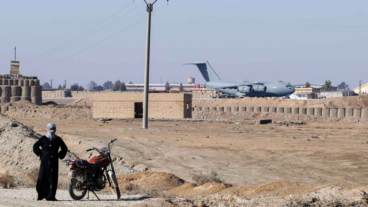 Türkiye'nin yanı başında sıcak saatler: Kargo uçaklarının biri gidiyor biri geliyor, helikopterler uçuyor