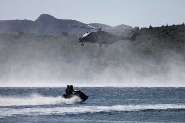 Foto - Türkiye'nin yeni silahını gören Yunanistan'da Miçotakis sahaya indi! Helikopterler, botlar harekete geçti