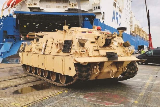 Foto - Türkiye'ye 40 kilometre uzakta! ABD bölgeyi cephaneliğe dönüştürüp 400 tank yığdı