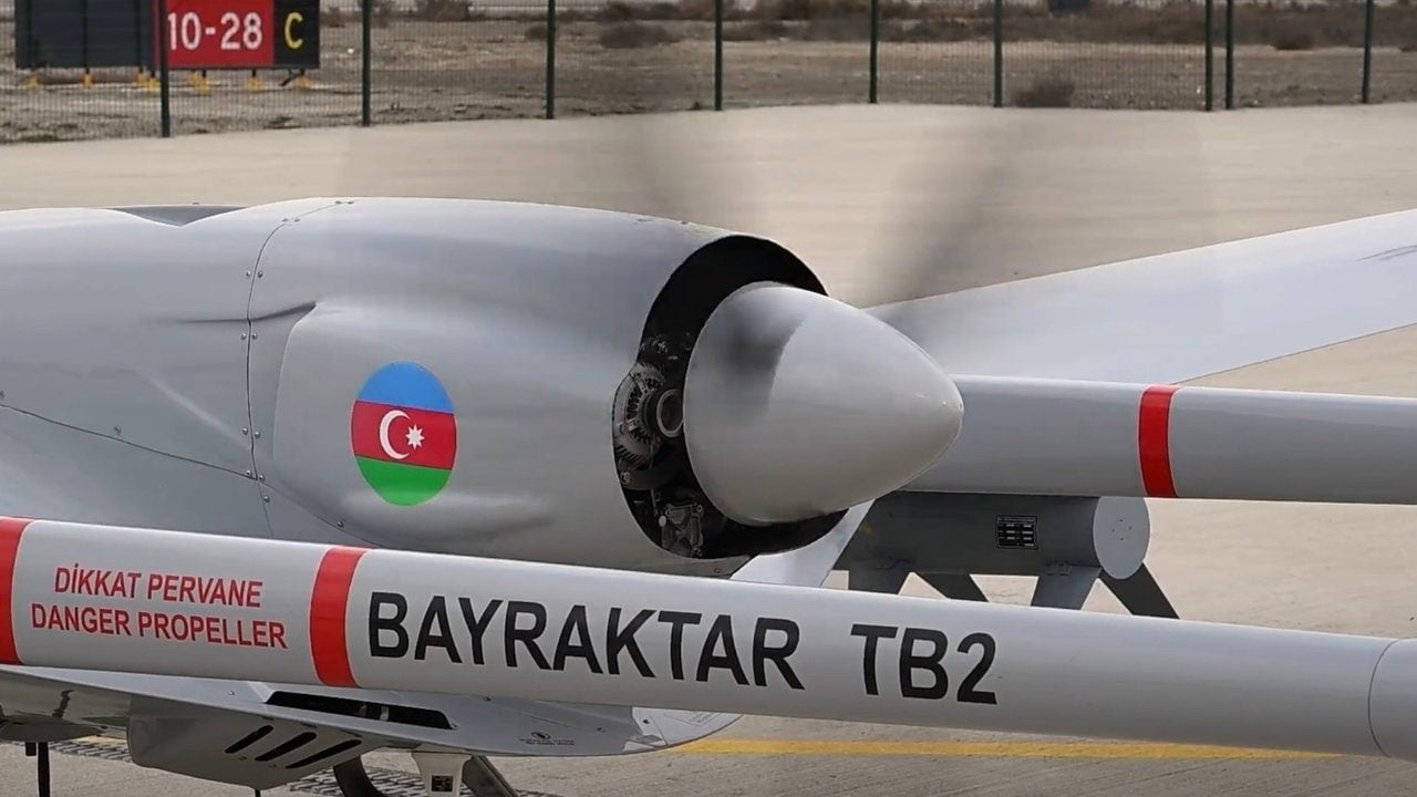 Foto - Türkiye’ye "Bize karışmayın" diyen Azerbaycan bakalım buna ne diyecek? Bayraktar TB2 tek başına envanterin yüzde 40’ını kül etti