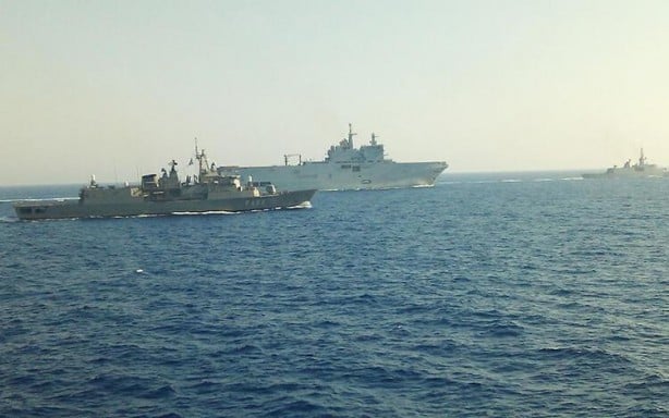 Foto - Türkiye’ye çok yaklaştı! 3 km’lik mesafeden şok görüntü… Kaşınıyorlar