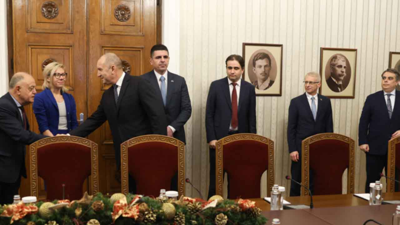 Türkiye'ye devasa doğalgaz borcu takan ülke karıştı! Başbakan istifa etti