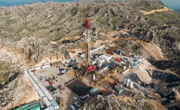 Foto - Türkiye’ye her an yeni bir müjde verilebilir! O ilimizde topraktan su gibi petrol fışkırmaya başladı