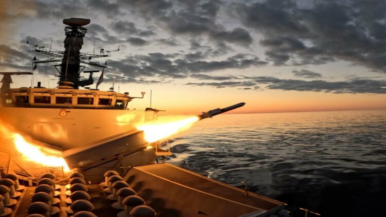 Türkiye’ye kafa tutuyorlardı! İsrail’den yardım aldılar, 300 kilometre menzilli füzeyi tanıttılar