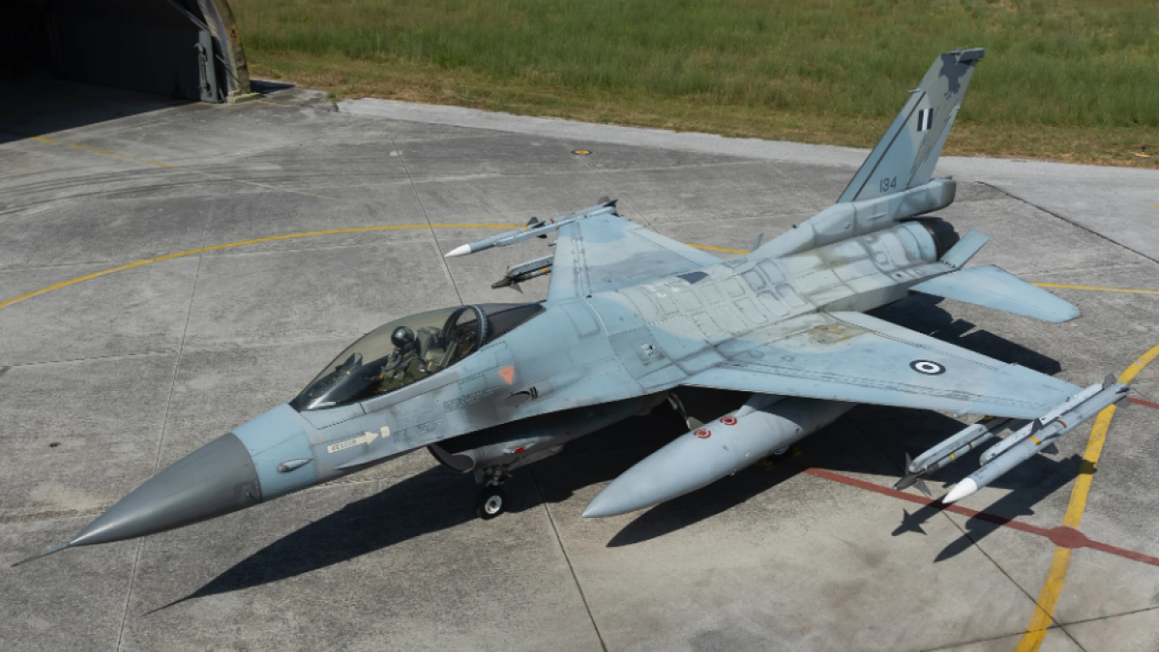 Foto - Türkiye'ye karşı alçak tahrik: F-16 savaş uçaklarını havalandırıp çıkarma yaptılar