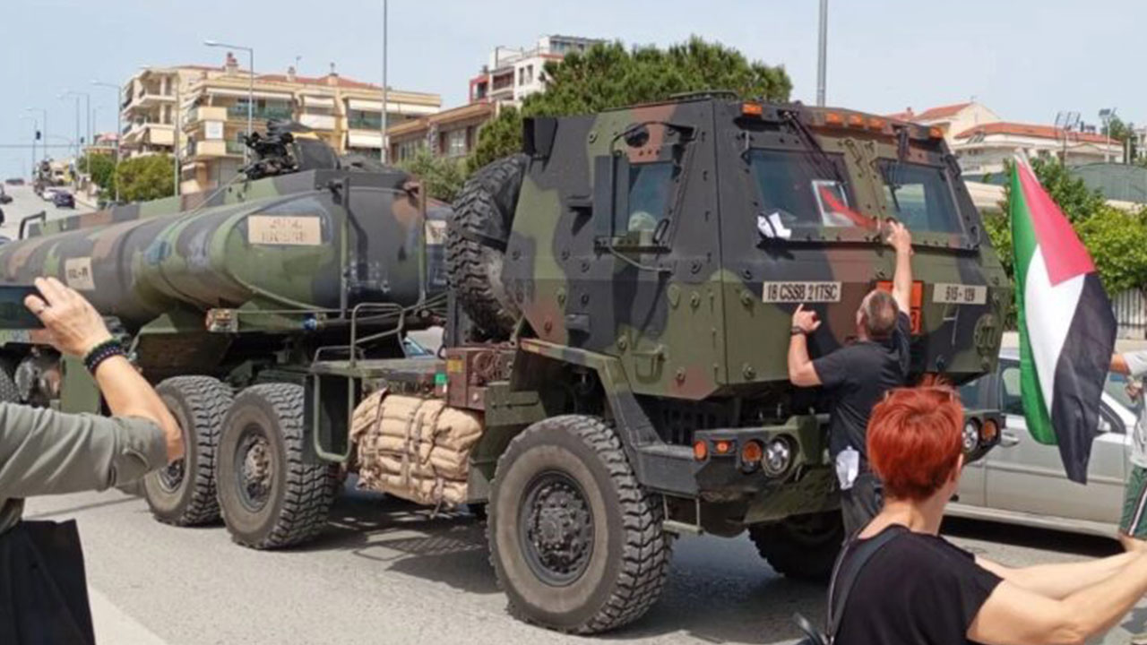 Foto - Türkiye'ye karşı deli gibi silahlanan ülkede halk ayaklandı: Savaş tankerini engellediler
