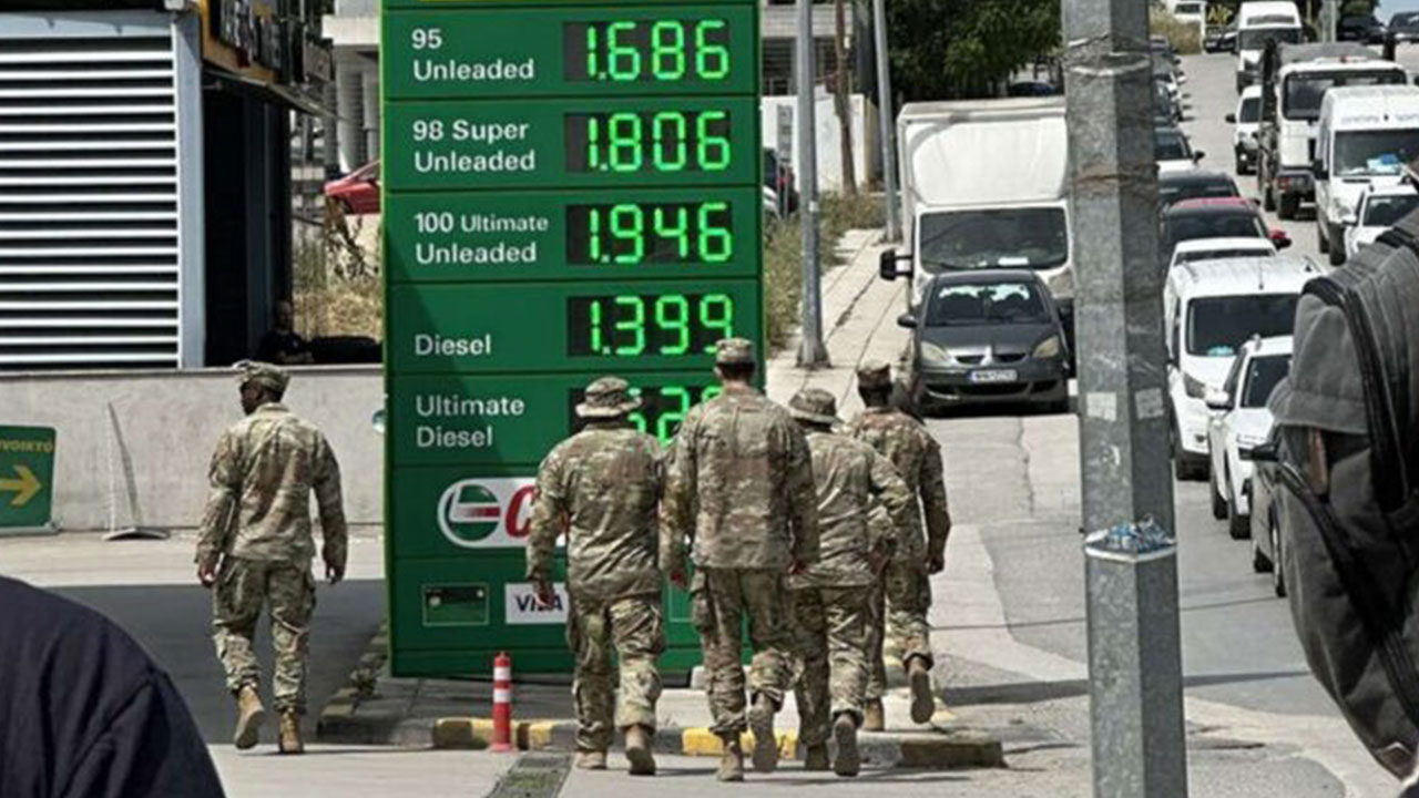 Foto - Türkiye'ye karşı deli gibi silahlanan ülkede halk ayaklandı: Savaş tankerini engellediler