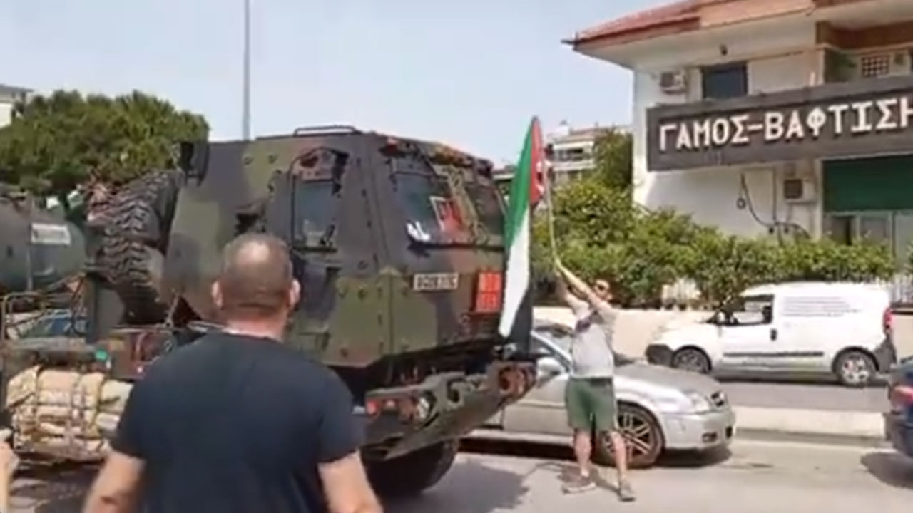 Foto - Türkiye'ye karşı deli gibi silahlanan ülkede halk ayaklandı: Savaş tankerini engellediler