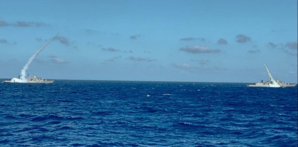 Türkiye'ye karşı hamle! Savaş gemileri yola çıktı, füzeler ateşlenip uçaklar ve helikopterler havalandı