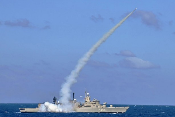 Foto - Türkiye'ye karşı hamle! Savaş gemileri yola çıktı, füzeler ateşlenip uçaklar ve helikopterler havalandı