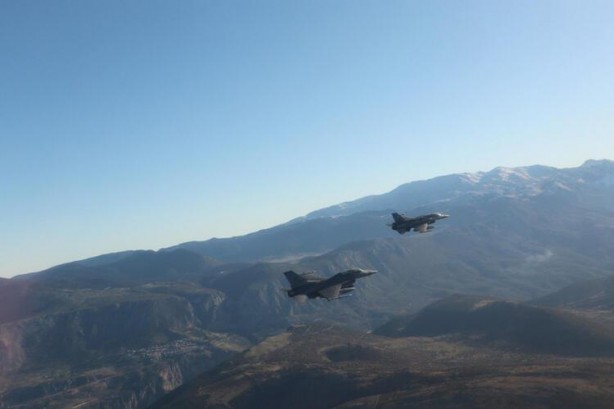 Foto - Türkiye’ye karşı provokasyon! Savaş gemisinde skandal! Bakın ne yaptılar