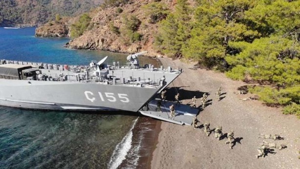 Foto - Türkiye’ye karşı provokasyon! Savaş gemisinde skandal! Bakın ne yaptılar