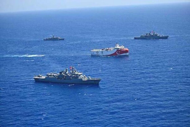 Foto - Türkiye’ye karşı provokasyon! Savaş gemisinde skandal! Bakın ne yaptılar