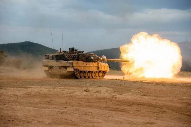 Foto - Türkiye’ye karşı provokasyon! Savaş gemisinde skandal! Bakın ne yaptılar