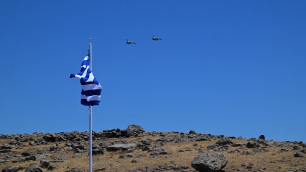 Foto - Türkiye'ye karşı savaş uçakları, helikopterler havalandı! Tanklar yürümeye başladı