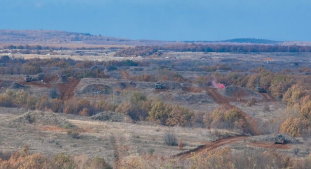 Foto - Türkiye'ye karşı savaş uçakları, helikopterler havalandı! Tanklar yürümeye başladı
