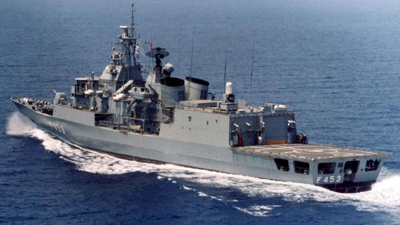 Foto - Türkiye'ye karşı uçaklar, gemiler, füzeler alıyorlardı! Halk ayaklandı: O gemiyi oraya göndermeyin