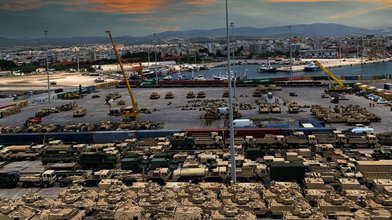 Foto - Türkiye'ye karşı uçaklar, gemiler, füzeler alıyorlardı! Halk ayaklandı: O gemiyi oraya göndermeyin