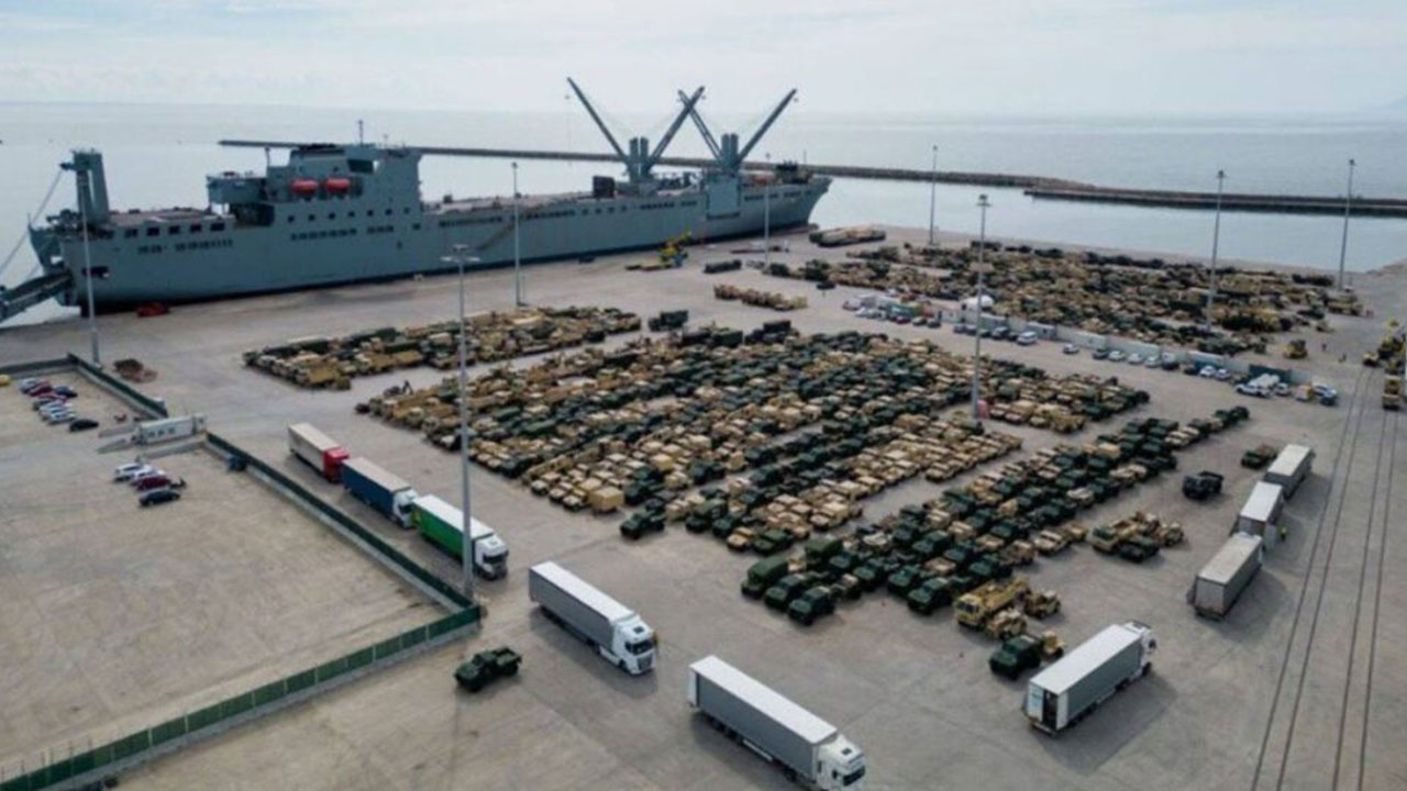 Foto - Türkiye'ye karşı uçaklar, gemiler, füzeler alıyorlardı! Halk ayaklandı: O gemiyi oraya göndermeyin
