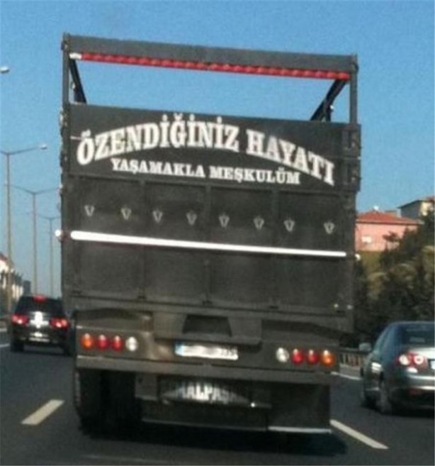 Foto - Türkiye'ye özgü araba arkası yazıları