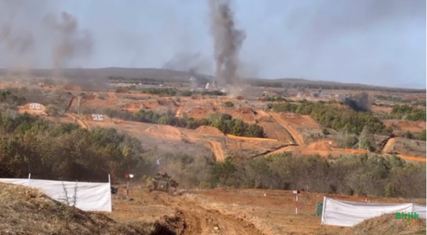 Foto - Türkiye'ye sadece 8 km mesafede tanklar harekete geçti! Uçaklar vurmaya başladı, helikopterler havalandı