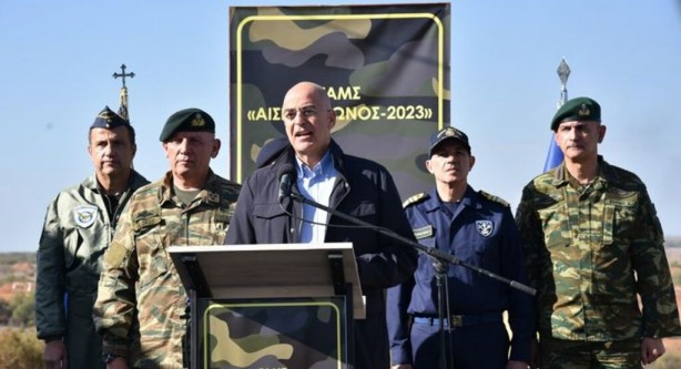 Foto - Türkiye'ye sadece 8 km mesafede tanklar harekete geçti! Uçaklar vurmaya başladı, helikopterler havalandı